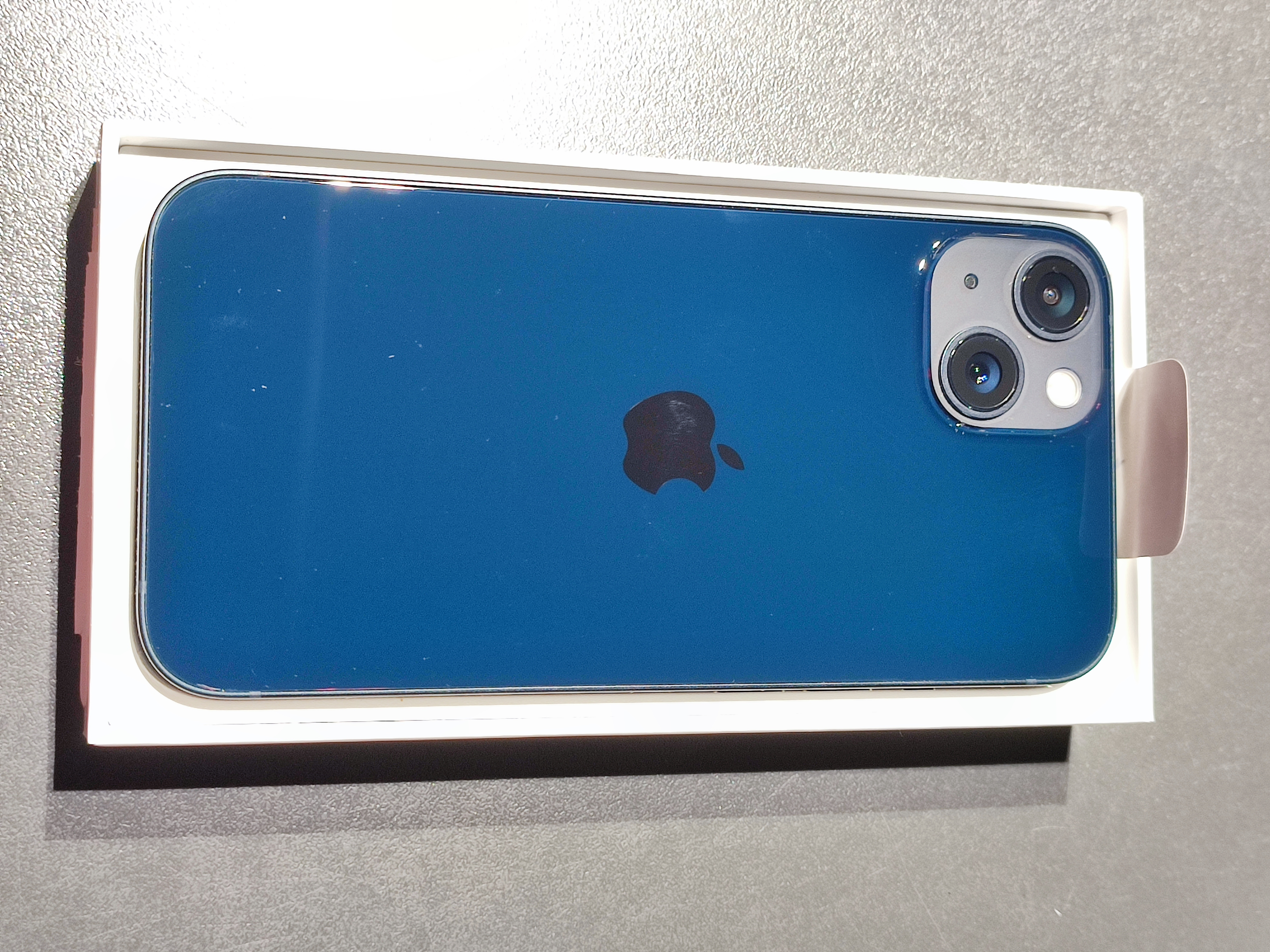 УЦІНКА! Смартфон APPLE iPhone 13 256GB Midnight (MLQ63) (2009864651456) в Києві