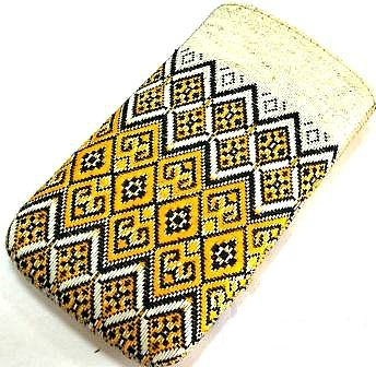 

К-210 Кейс TRINITY В IPhone 4G орнамент желтый