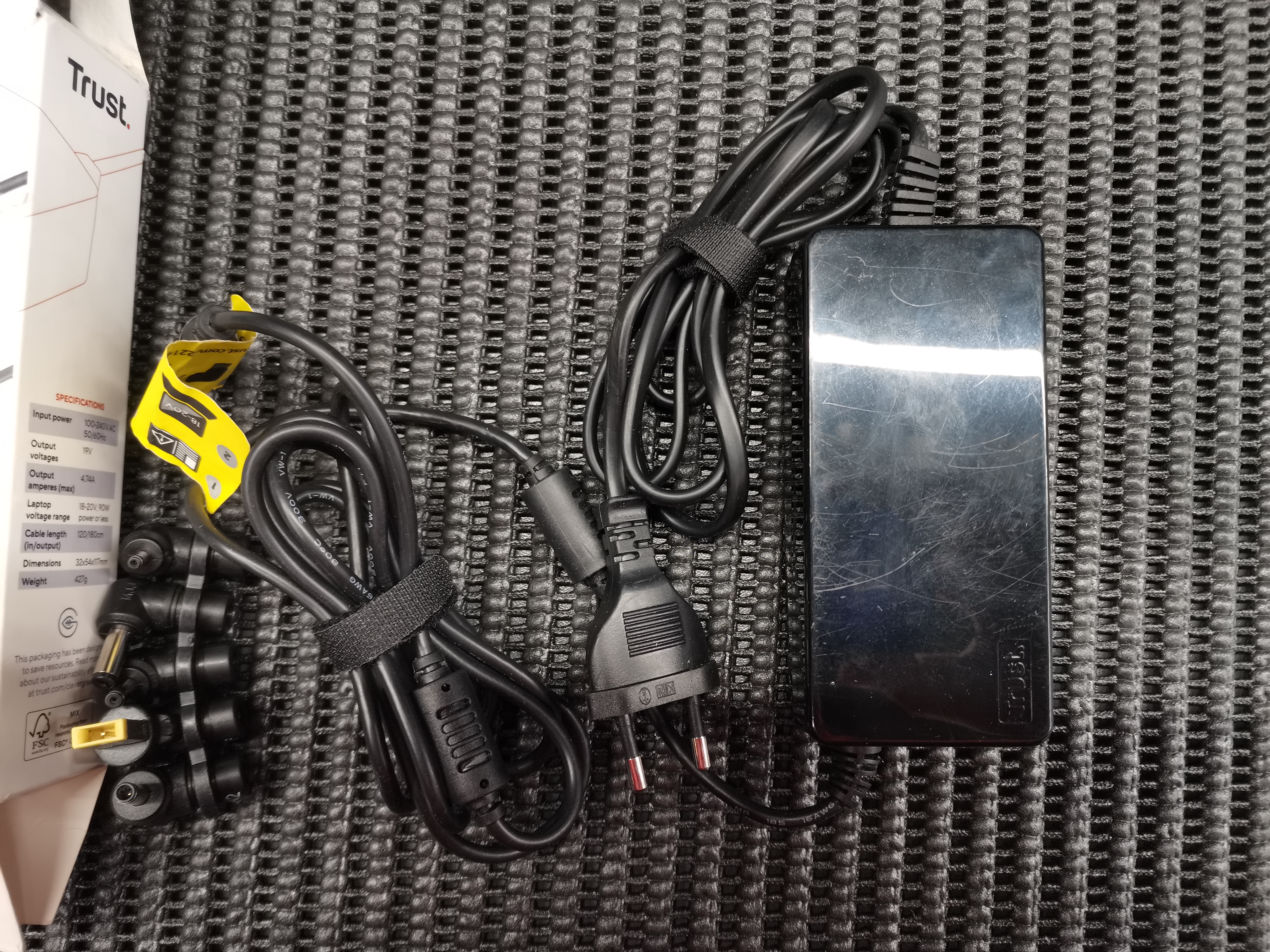 УЦІНКА! Універсальний блок живлення TRUST 70W Plug-in Laptop Tablet & Phone Charger (18821) (2009864703865) · 2