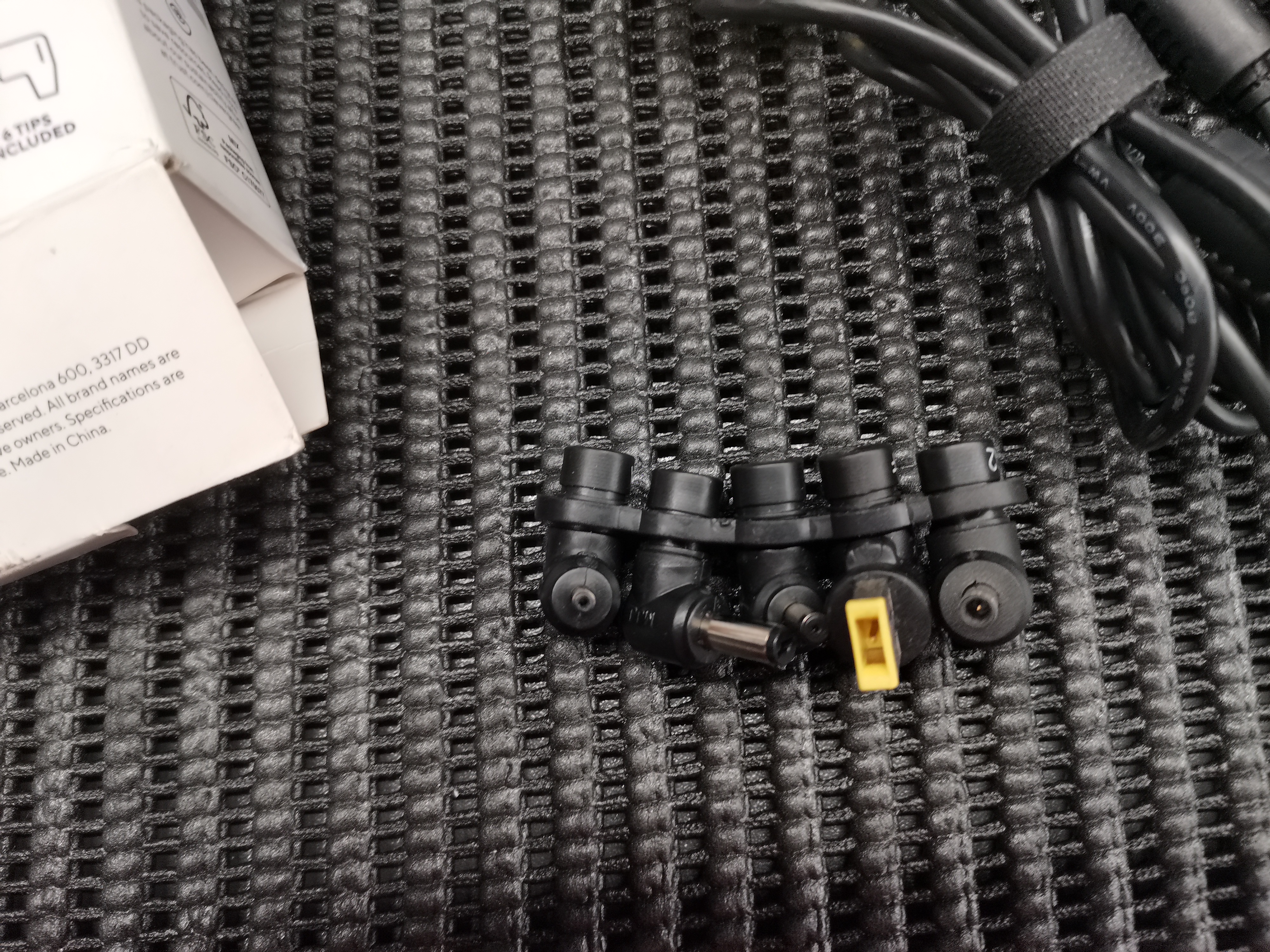 УЦІНКА! Універсальний блок живлення TRUST 70W Plug-in Laptop Tablet & Phone Charger (18821) (2009864703865) · 3